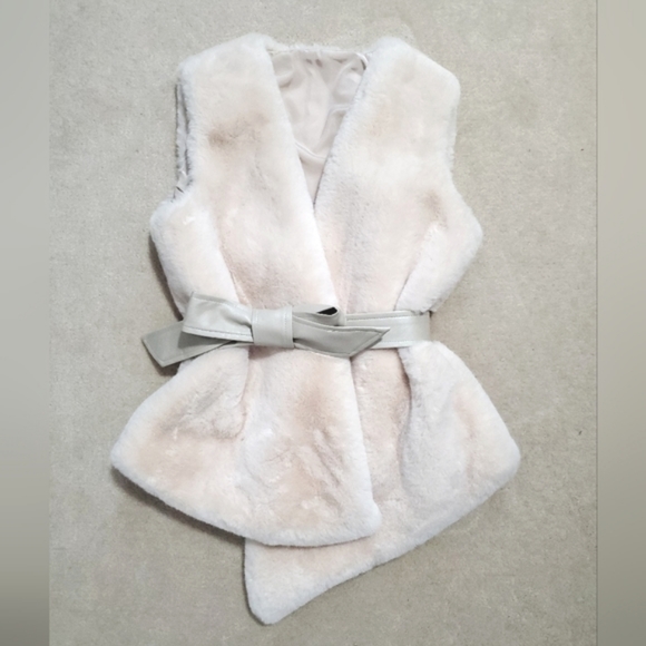 Chicwish asymetric faux fur vest wrap with faux leather belt cream M sleeveless - Picture 7 of 15